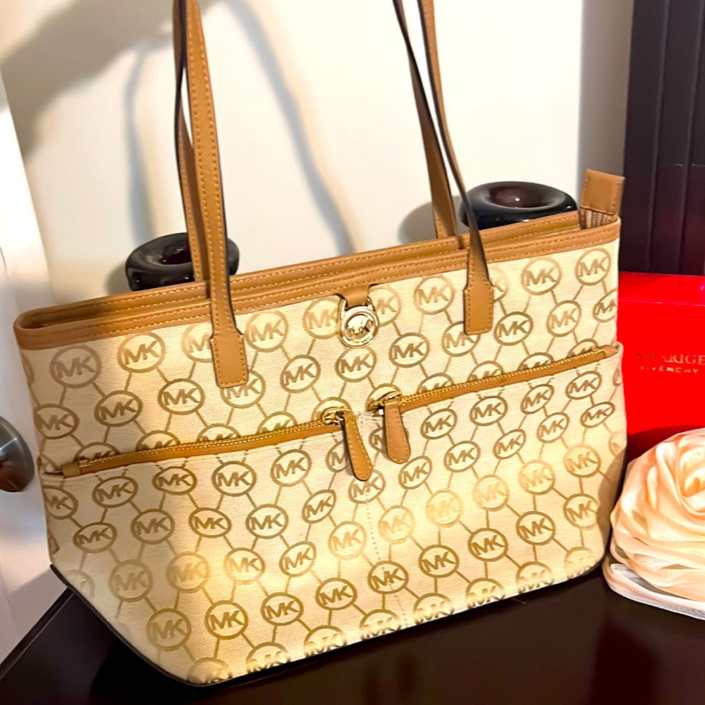 ON SALE $90 ⭐️MICHAEL KORS⭐️ shoulder bag, cream & tan colored, NWOT!!!